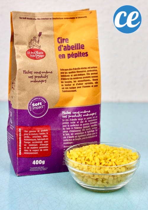 La cire d'abeille nourrit et lustre le bois.