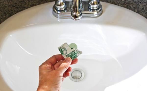 détartrer le lavabo avec des pastilles dentaire