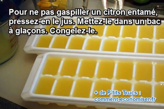 le jus de citron est versé dans des bacs à glaçons