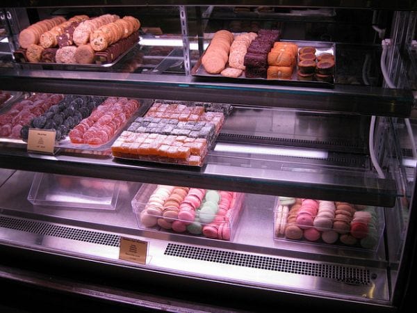 Macarons dans un réfrigérateur professionnel