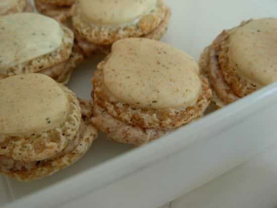 des macarons sont placés dans une boite en plastique