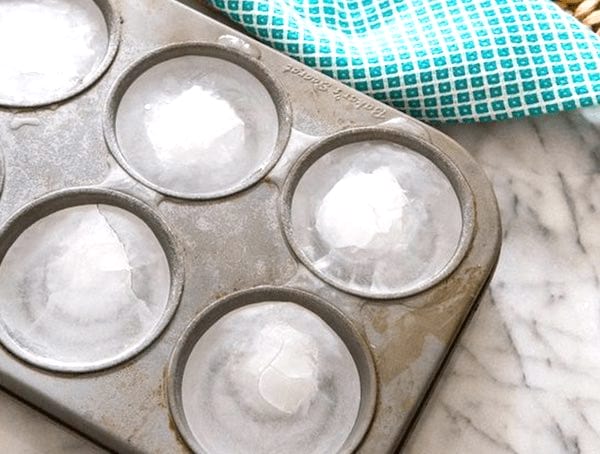 Les moules à muffins sont parfaits pour fabriquer des glaçons géants.