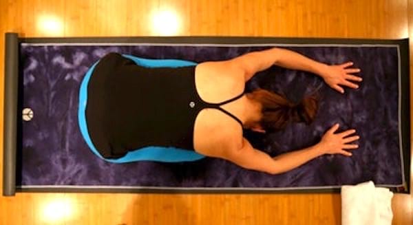 Pour mieux dormir, essayez de faire la posture de l'enfant avant d'aller au lit.