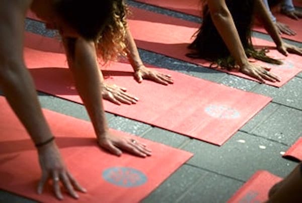 Pour mieux dormir, essayez de faire la posture des pieds écartés avant d'aller au lit.