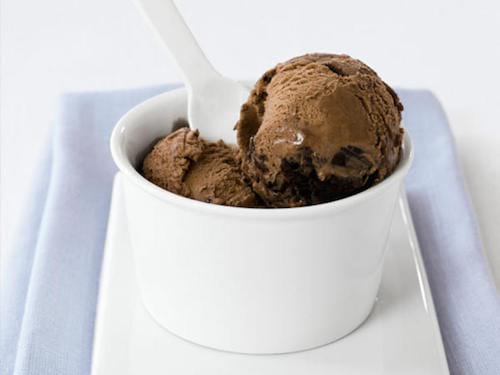 Mangez de la glace pour soulager les brûlures au palais de la bouche.