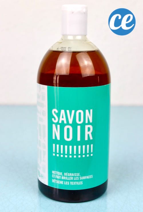 Le savon noir nettoie, nourrit et protège le bois.