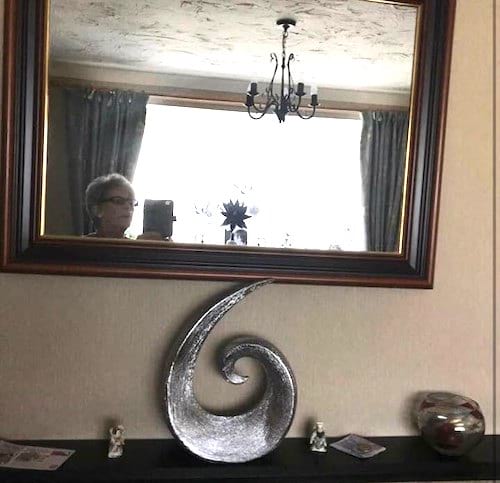 miroir avec reflet de femme