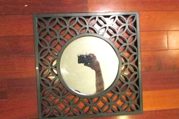 photo d'un miroir avec le reflet du photographe