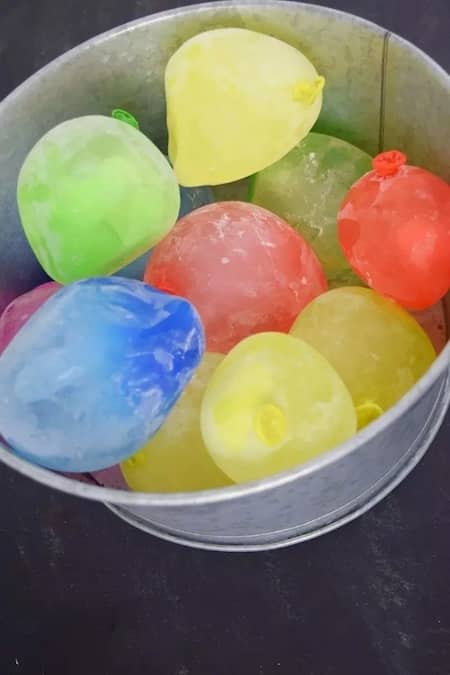 Des ballons pleins d'eau congelés pour rafraîchir une galcière