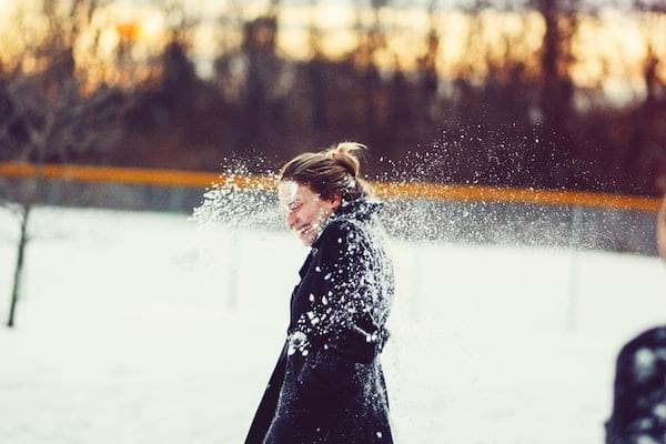 une bataille de boule de neige entre mère et fille