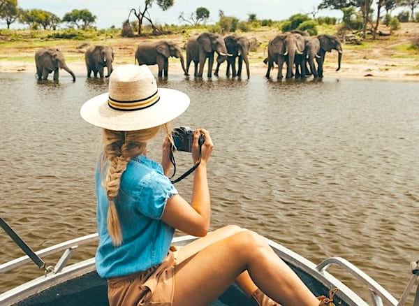 Partager nos expériences avec les amis apporte plus de bonheur que parler des biens matériels que nous possédons.