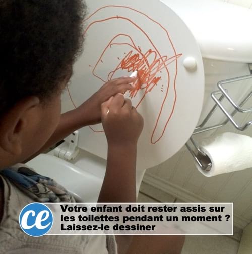 Un enfant qui dessine sur les toilettes pour passer le temps