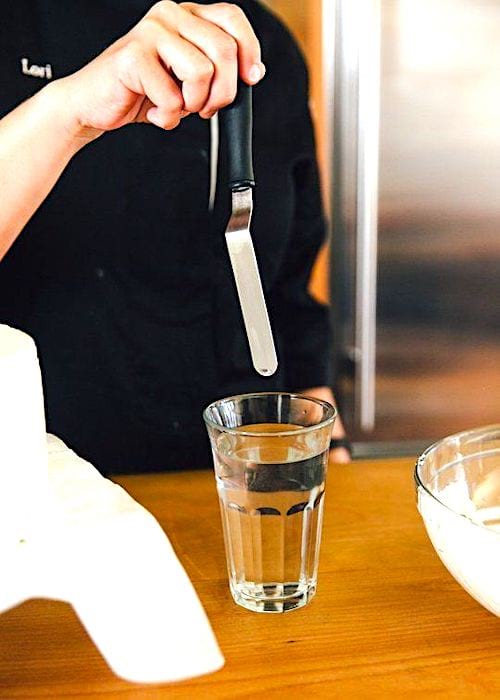 Avant d'étaler votre glaçage, trempez votre spatule dans de l'eau bouillante.