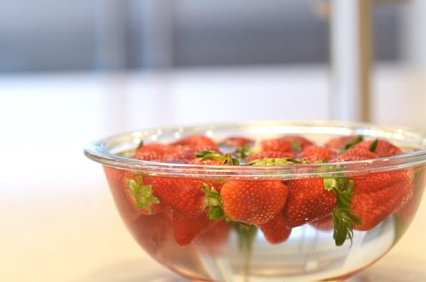 laver les fraises avec de l'eau vinaigrée