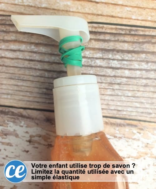 Un élastique sur le savon liquide pour empêcher les enfants d'en prendre trop