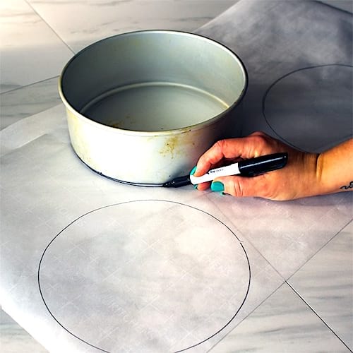 Pour réussir vos gâteaux à coup sûr, tracez et découpez le moule sur du papier cuisson.