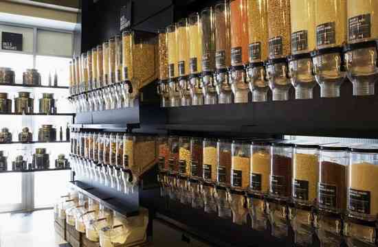 Des bocaux en plastique avec des aliments bio en vrac 