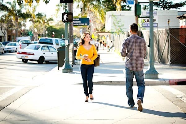 Comment faire pour éviter une bousculade avec quelqu'un que vous croisez sur un trottoir ? Voici l'astuce qui marche sur tout le monde ! 