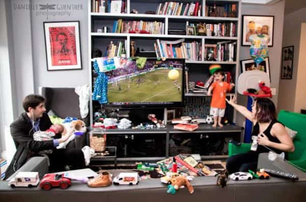 des parents débordés dans leur salon en bazar