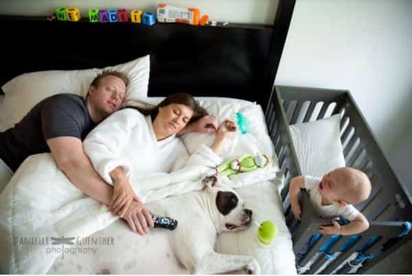 les parents sont endormis avec le chien