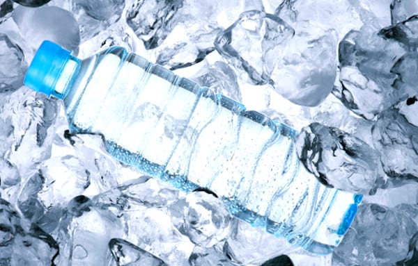 Vous avez trop chaud ? Utilisez des bouteilles d'eau congelées pour mieux dormir la nuit.