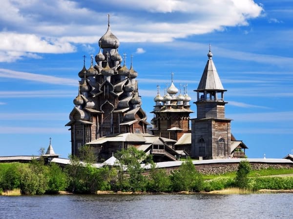 Des superbes églises en bois entouré de lac en Russie à Kizhi