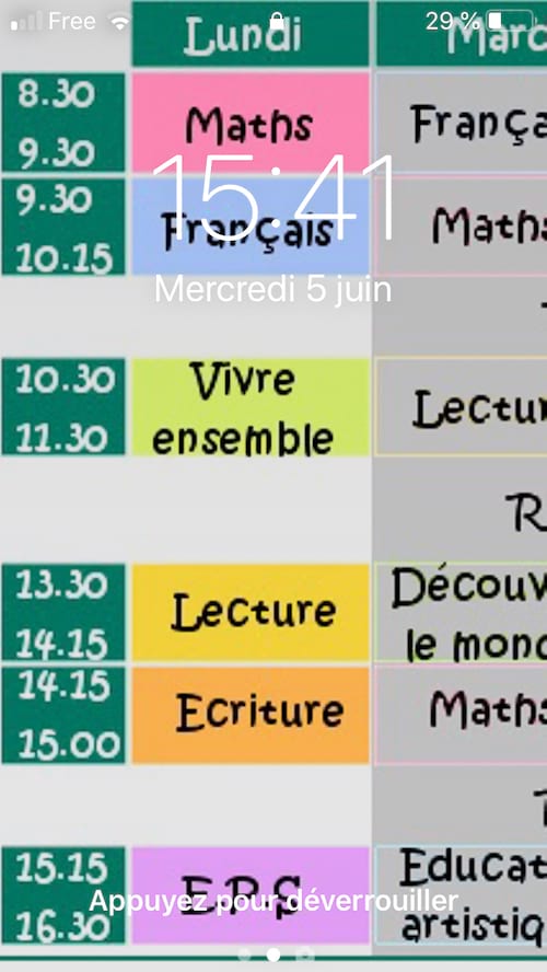 Mettez votre emploi du temps scolaire en fond d'écran iPhone.
