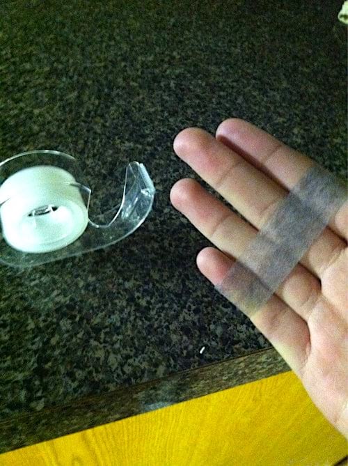 Utilisez du simple Scotch pour enlever les peluches et les bouloches.