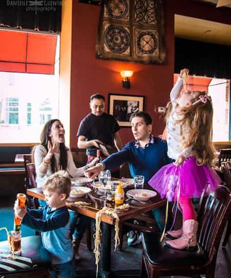 une famille au restaurant