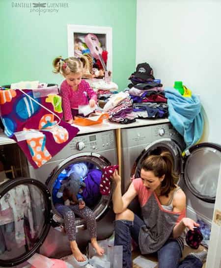 une maman débordée en train de faire la lessive