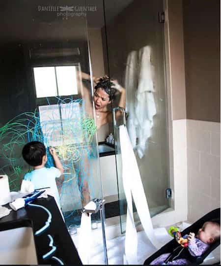 quand on est maman fini les douches seule et tranquille !