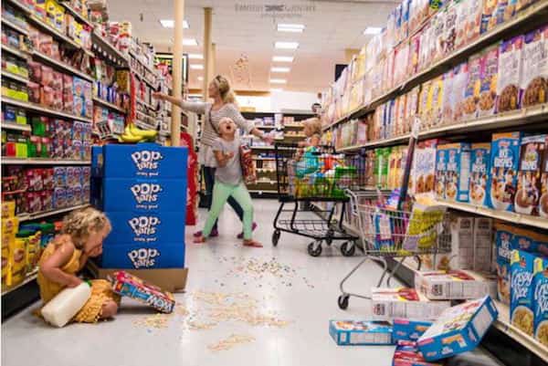 une maman fait ses courses avec ses 3 enfants