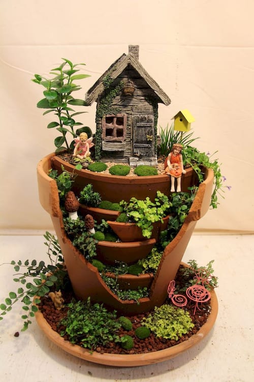 Un mini jardin de décoration dans un pot cassé