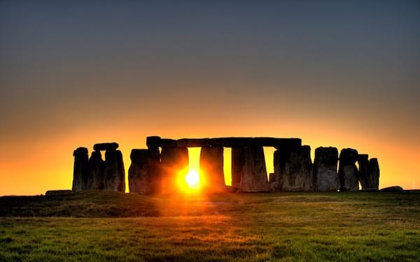 Le mystérieux Stonehenge en Écosse au couché de soleil