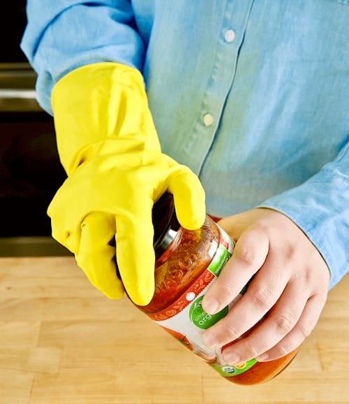 Utilisez des gants de cuisine pour facilement ouvrir un bocal.