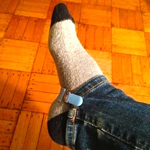 Utilisez une simple pince à mitaines pour faire rentrer les jeans dans vos bottes. 