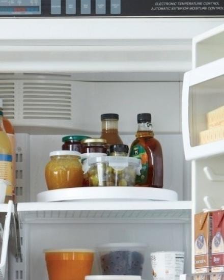 Utilisez un plateau tournant dans le frigo