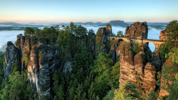 Le pont magnifique de la Bastei avec des montagnes autour en Suisse