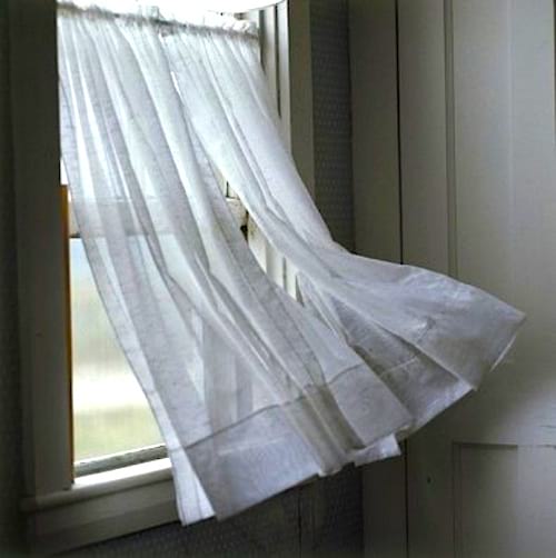 Vous avez trop chaud ? Trempez vos rideaux dans de l'eau pour une sensation rafraîchissante.