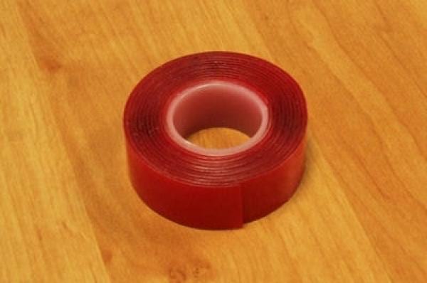 du schotch double face pour piéger les perce oreilles