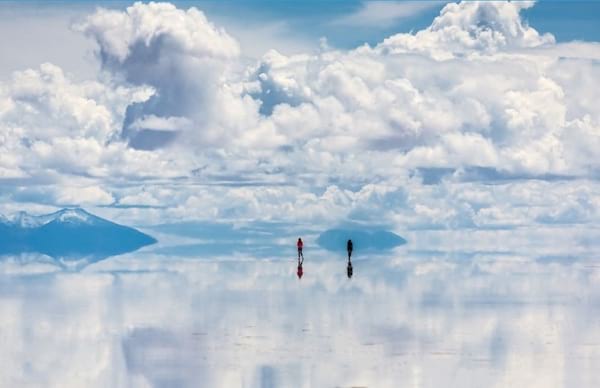 Marcher sur le ciel dans le Salar de Uyuni en Bolivie
