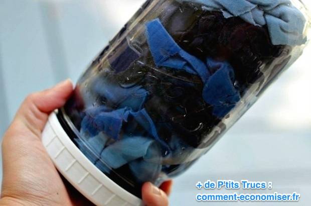 secouer le bocal des lingettes pour faire des lingettes maison