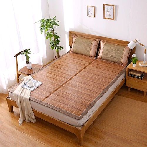 Vous avez trop chaud ? Dormez sur des nattes en bambou pour vous rafraîchir la nuit.