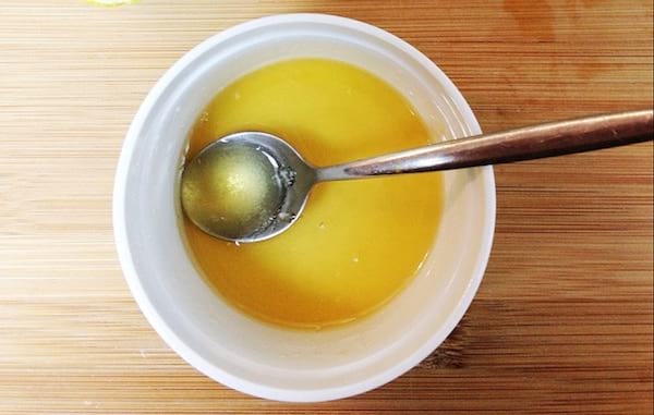 Pour un masque efficace et naturel, essayez le citron et le miel. 