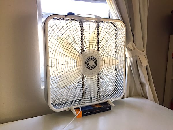 Vous avez trop chaud ? Placez votre ventilateur devant la fenêtre pour un petit effet fraîcheur garanti.