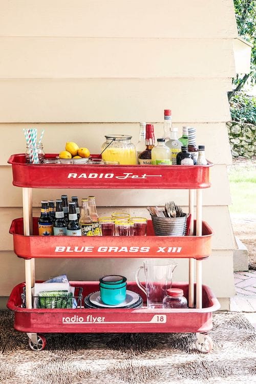 Wagons rétro empilés avec des boissons à l'intérieur