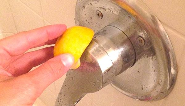 L'astuce facile pour détartrer un robinet : un citron !