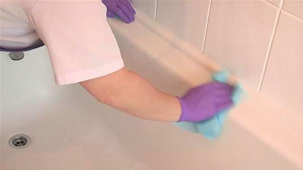 L'astuce facile pour nettoyer votre baignoire !