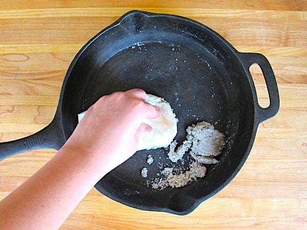 L'astuce facile pour nettoyer une casserole en fonte : le sel fin !