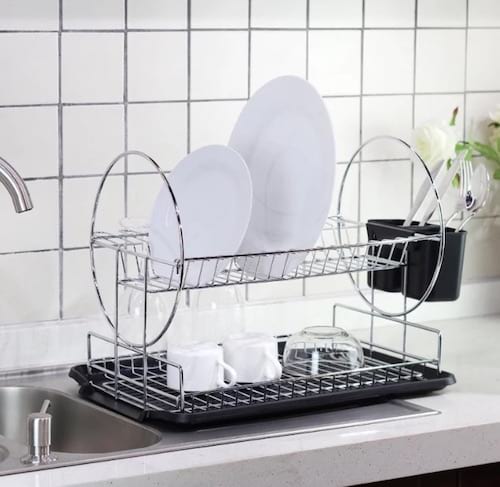 Un égouttoir à vaisselle à deux niveaux noir et acier